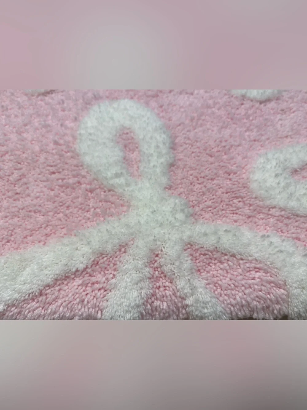 TAHARI ❤️So soft Bow pattern Bath Rug Baby Pink /White 17x24”New